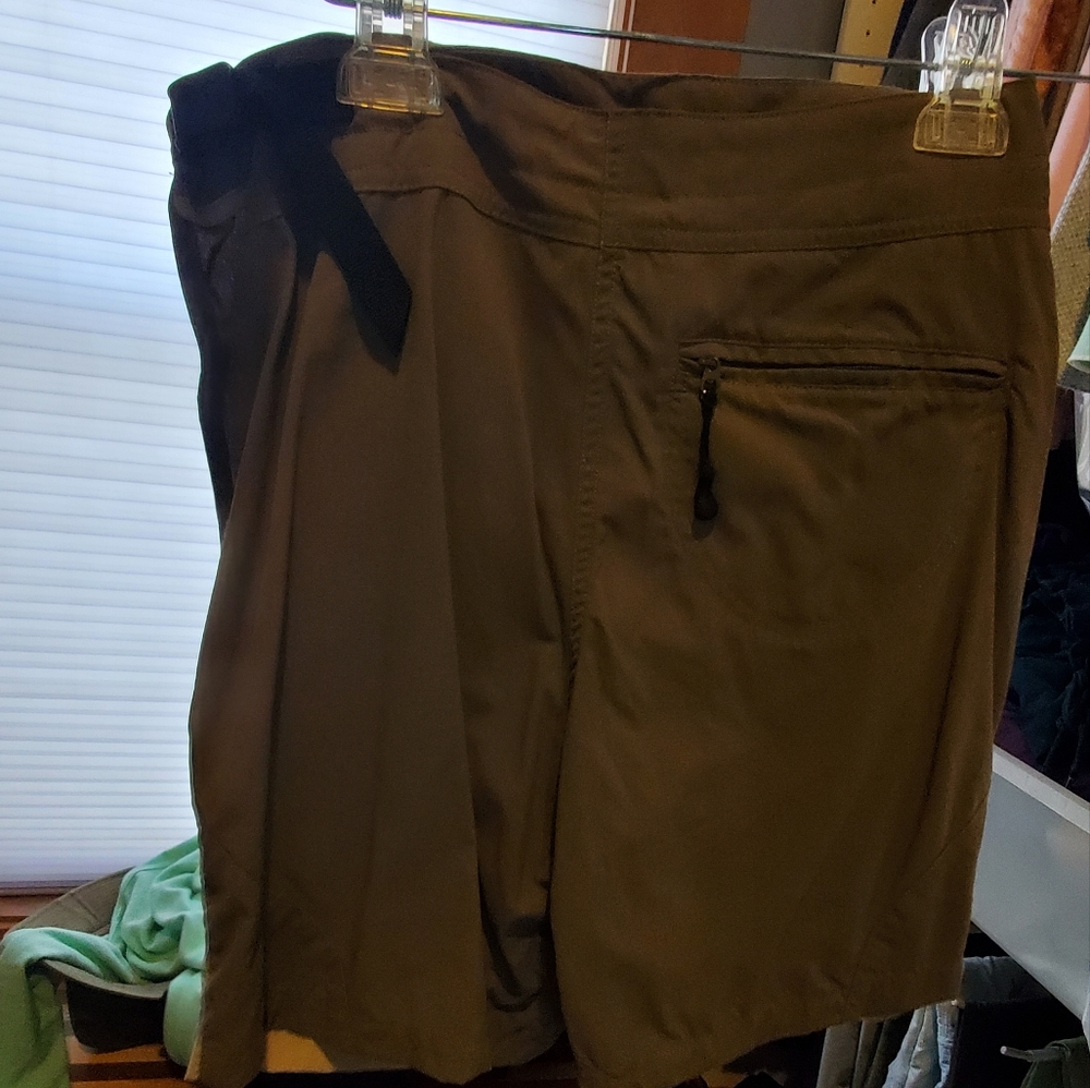 Jack Wolfskin short/ skirt set. Adjustable waist 4 pockets. Nwot